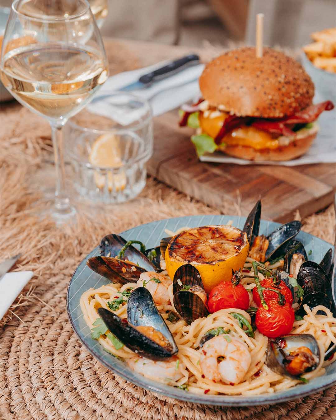 Pasta scampi en hamburger met friet