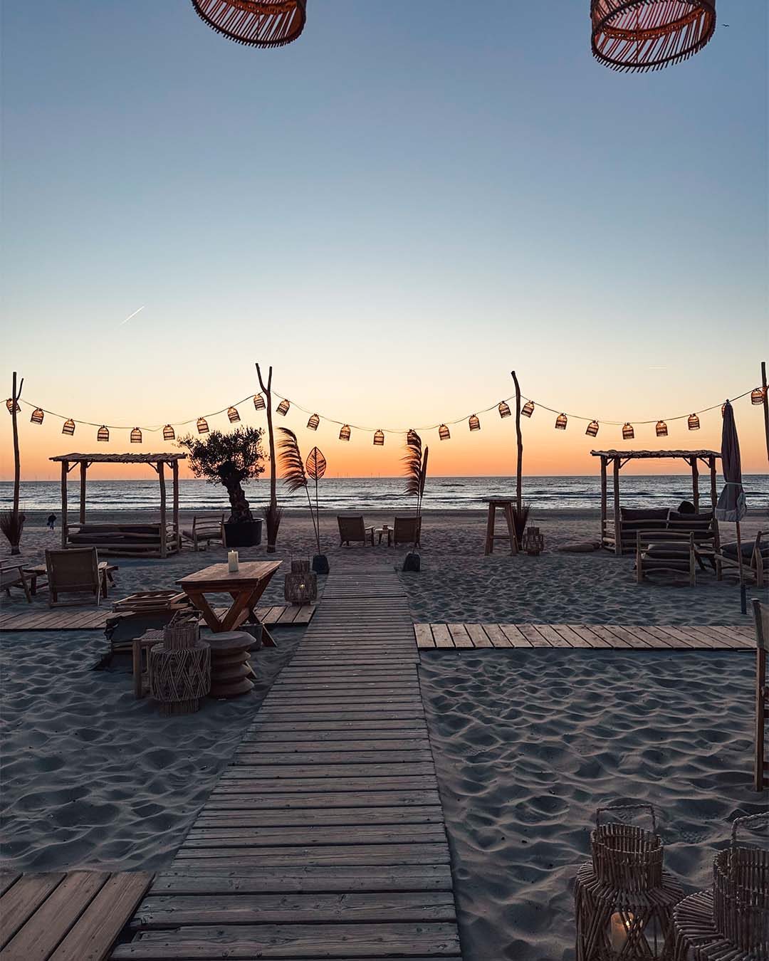 Terras tegen ondergaande zon in zee