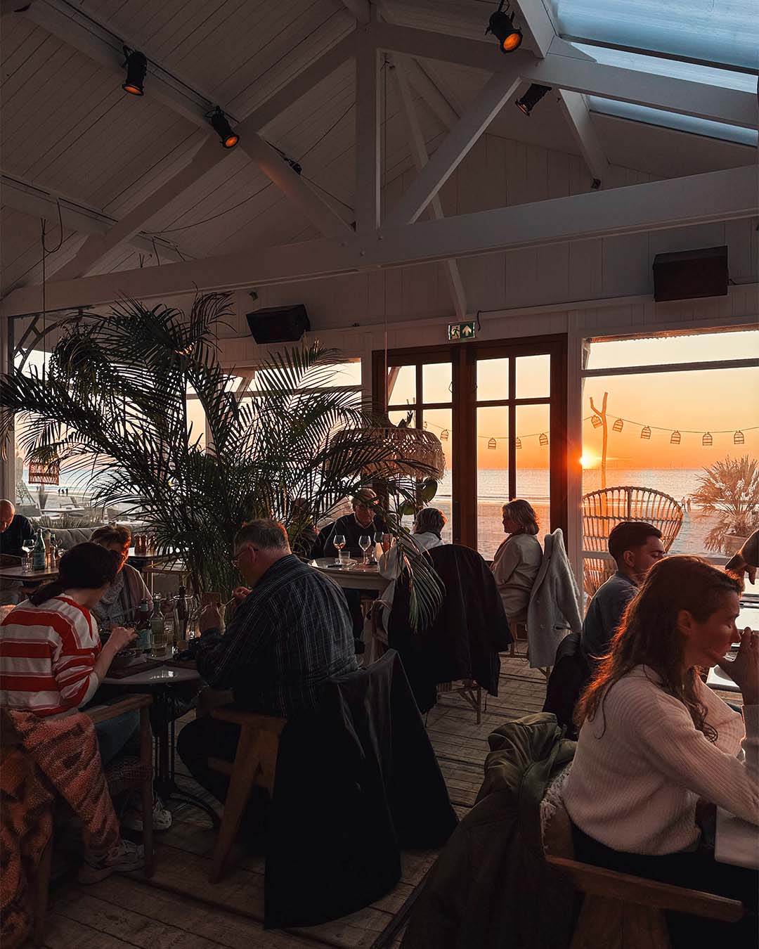 Vol restaurant met ondergaande zon