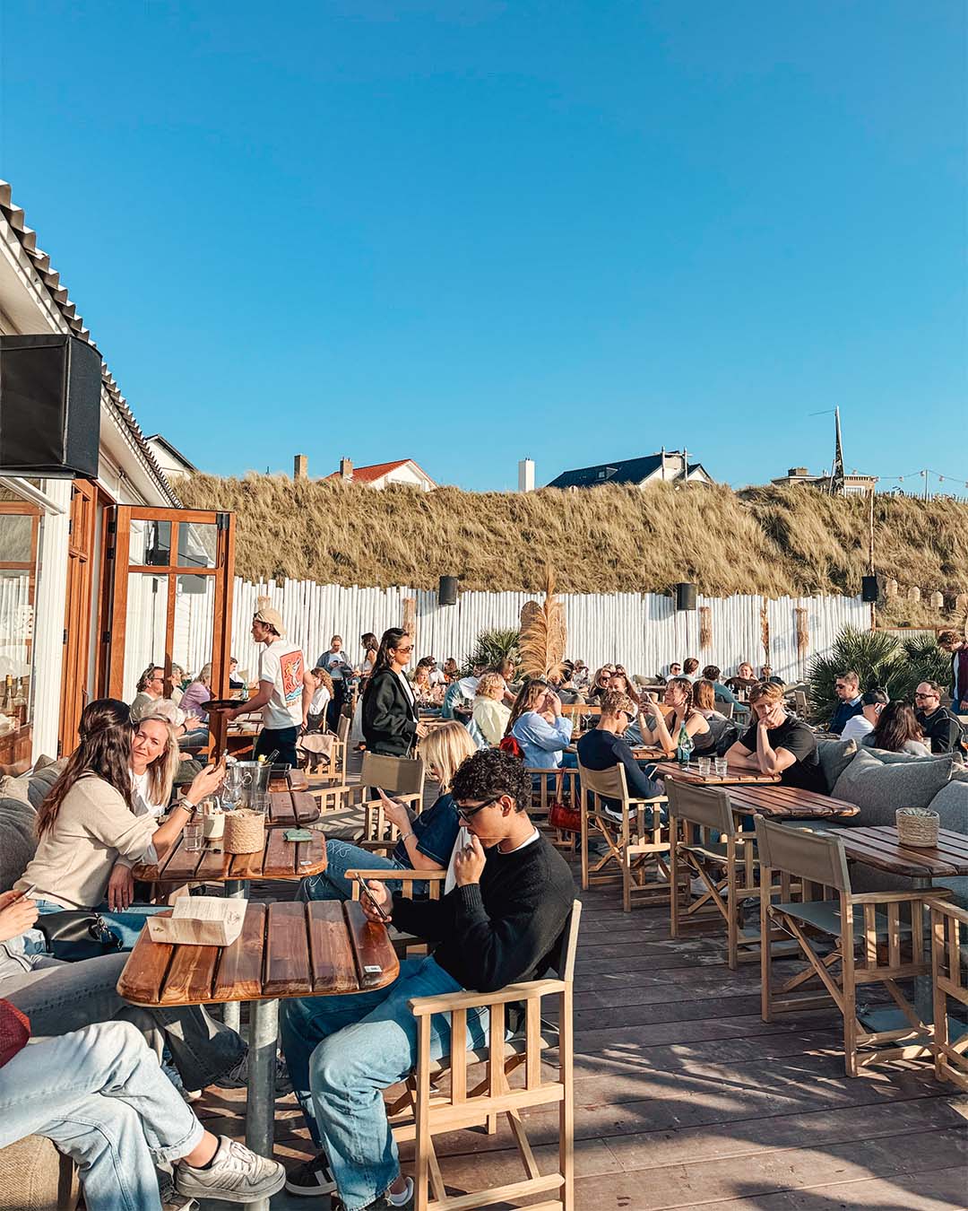 Vol terras met onder een blauwe lucht
