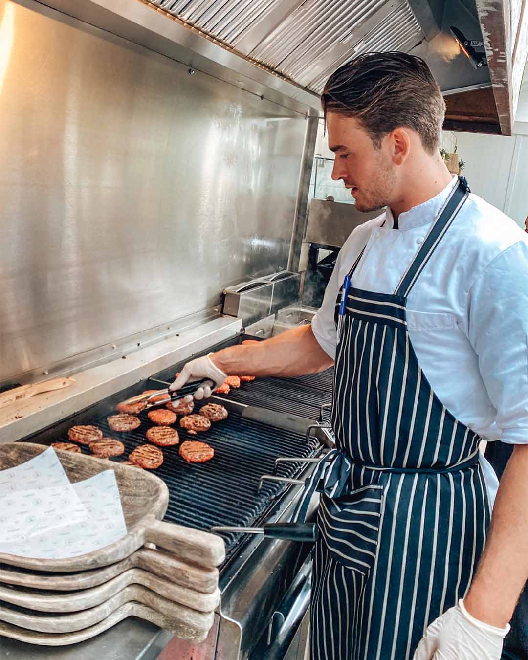 Chef achter de grill met hamburgers