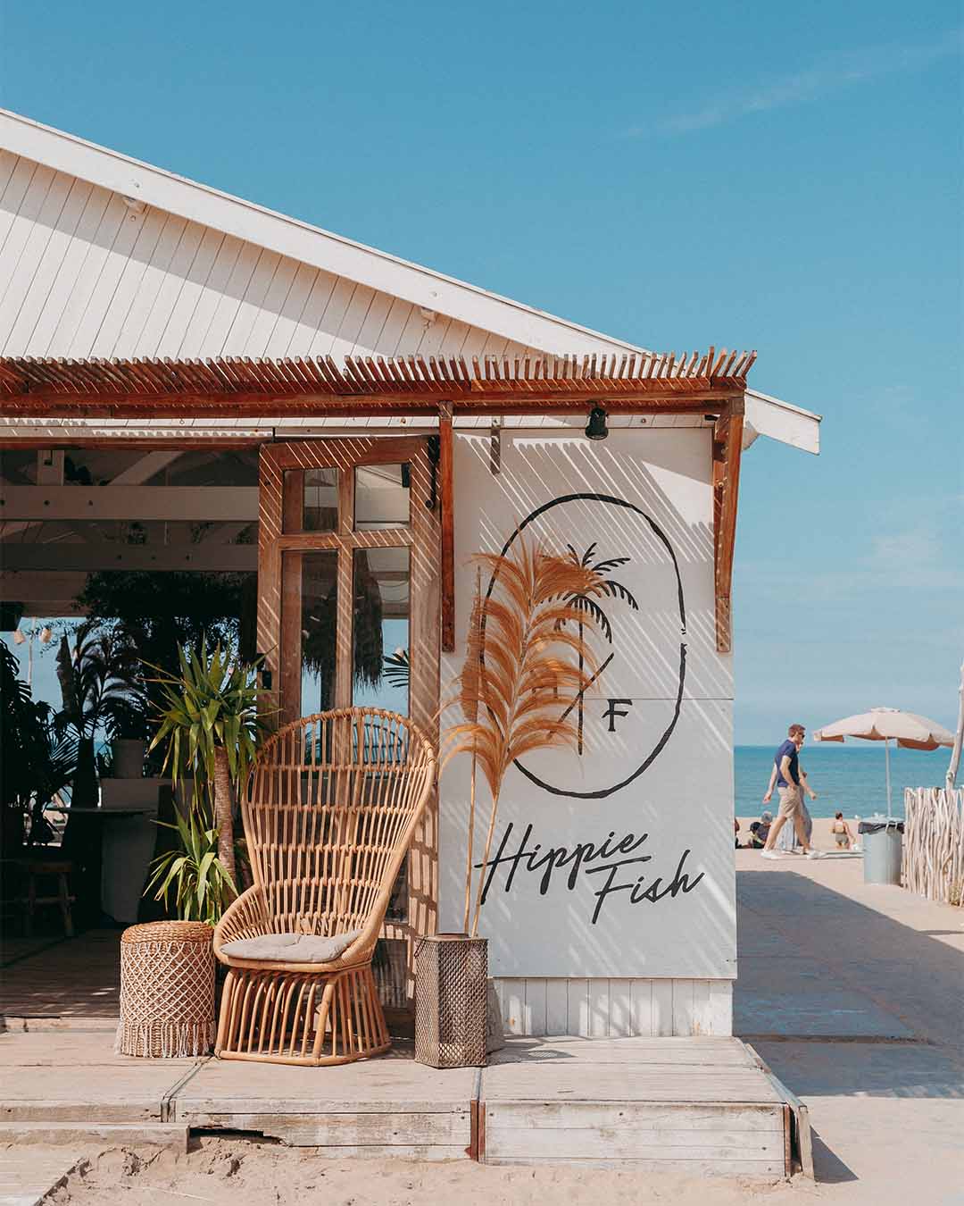 Entree Hippie Fish met logo en rotan stoel met accessoires