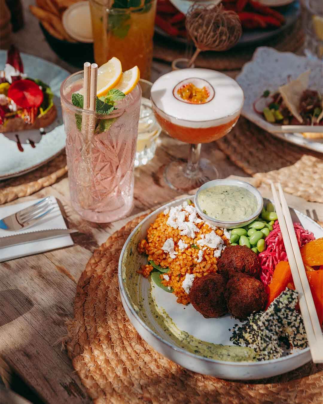 Diverse lunchgerechten en cocktails bij hotspot Witsand in Noordwijk
